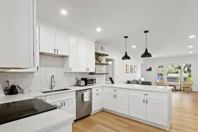 Image de Updated Craftsman home with open floor plan in great Seattle location