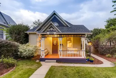 Image de Cozy Creole Cottage by Sloan's Lake.