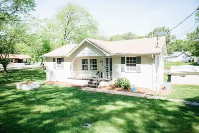 Image de Maryville City Cottage  Between the Mountains and Knoxville