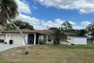 Image de Turnkey furnished 2 bedroom 2 bathroom pool home in quiet neighborhood of Venice