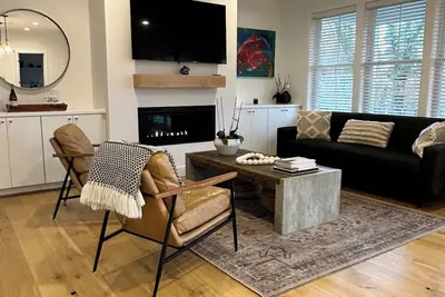 Image de New Luxury Modern Farmhouse, Downtown C'Ville