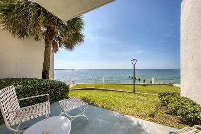 Image de Sea Side condo with waterfront Sunset Views. Walkable to everything!