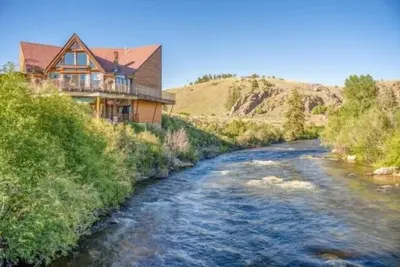 Image de Great location on the Taylor River with fishing access!