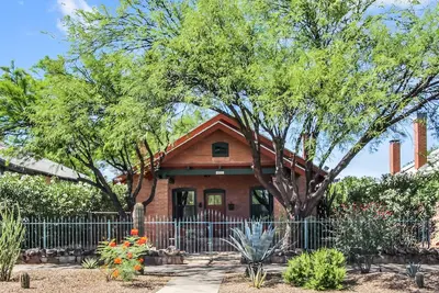 Image de Family friendly bungalow, steps away to 4th Ave District, Ua and SunLink Trolley