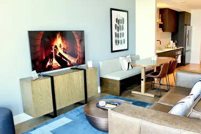 Image de 16Fl Condo @Rainey St w/Rooftop Pool w/Private Balcony