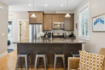 Image de Historical & dog-friendly West End condo with parking - walk to all of Portland