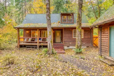 Image de Dog-friendly cabin with deck, fenced yard, game room, & hot tub