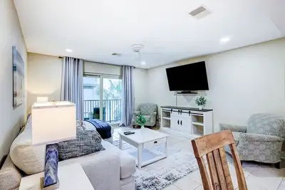 Image de Charming villa with pool, balcony, full kitchen, central Ac, & washer/dryer