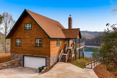 Image de Dog-friendly lakefront house with hot tub, central Ac, & mountain view