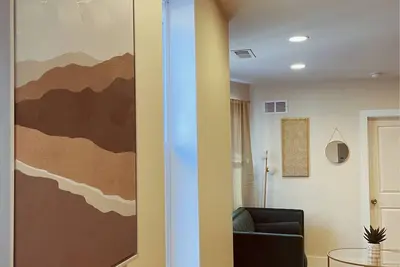 Image de Cozy lodging where Style meets Comfort