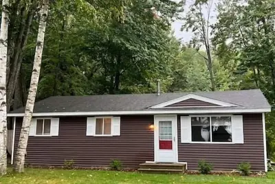 Image de 3 - Bedroom Cottage Near Lake Mitchell in Cadillac