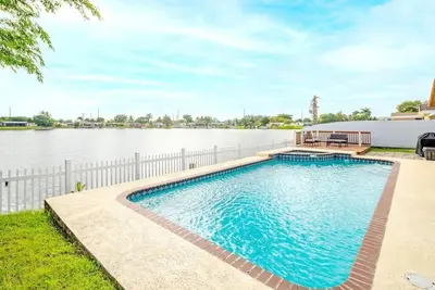 Image de Stunning Lake-Front Villa with Pool & Spa
