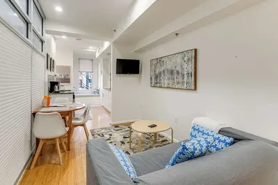 Image de Historic Dtwn Alexandria Studio: Dogs Welcome!