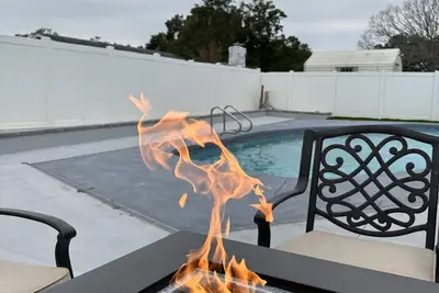 Image de Big Modern Home with Pool - Prime Location!