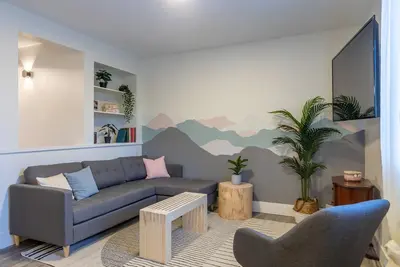 Image de Modern Shelter East: Downtown Gem & Ski Hill Haven