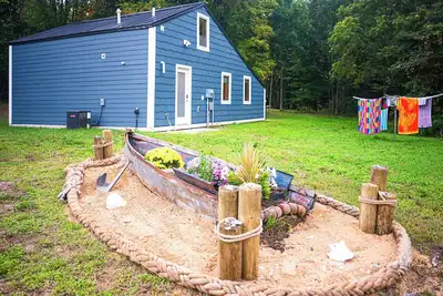Image de Lake home, snowmobiling, fishing, hunting, hiking, bike riding, camping.