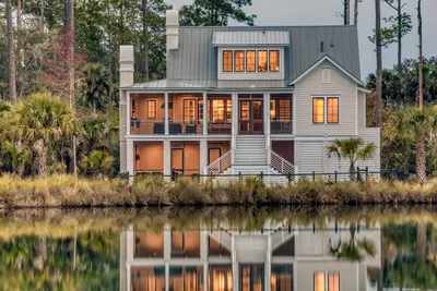 Image de Lake Views  + Porch Movies, Game Nights and Hot Tub