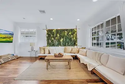 Image de Boho Tpa Escape: BIg Outdoor Tv, Fire Pit, Games, and Hot tub coming soon!