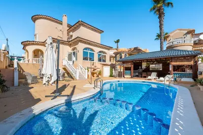 Image de 2 appartements dans la villa \"Sun and Happiness\" avec piscine, terrasses et Wi-Fi