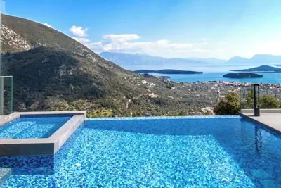 Image de Villa \"Desun Suites Grey\" avec vue sur la mer, piscine et Wi-Fi.