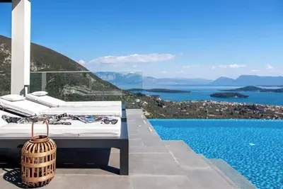 Image de Appartement \"Desun Suites Golden\" avec piscine partagée, vue sur la mer et Wi-Fi.