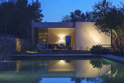 Image de My Rental Homes - Villa Cave covered veranda with dining room and pool.
