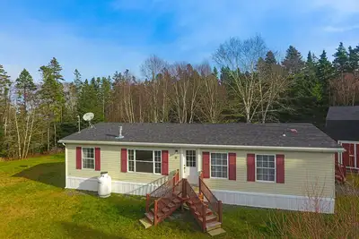 Image de Charming dog-friendly home with fireplace, fast WiFi, & washer/dryer