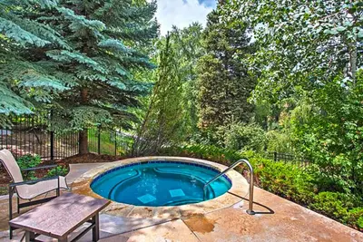 Image de Modern, ground-floor condo near ski shuttles with fireplace, pool, & hot tub