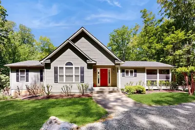 Image de Exquisite dog-friendly home with kayaks, pool table, hot tub, & washer/dryer