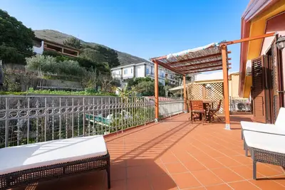 Image de Appartement de vacances \"Mer Tyrrhénienne\" avec vue sur la mer, terrasse et Wi-Fi.