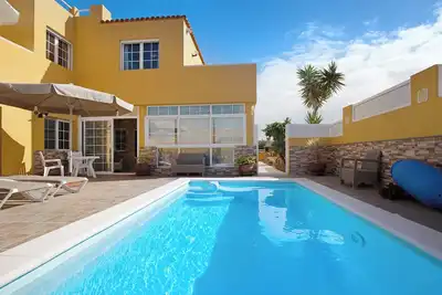 Image de Maison de vacances \"Casa Paco 3\" avec vue sur la mer, terrasse privée et piscine partagée.