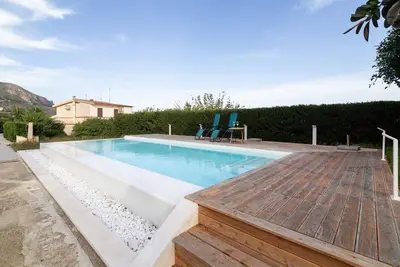Image de \"Villa Spiaggia Plaja\" avec vue sur la mer, terrasses privées et piscine privée.