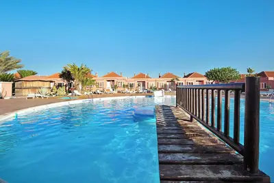 Image de Appartement de vacances \"Paulalucía\" avec vue sur les montagnes, piscine partagée et Wi-Fi.