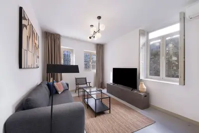 Image de Appartement \"Crooked Floor House Rc\" avec jardin partagé, Wi-Fi & A/C