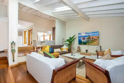 Image de Luxury Retreat Home - 4Bed House - Mins from Cbd