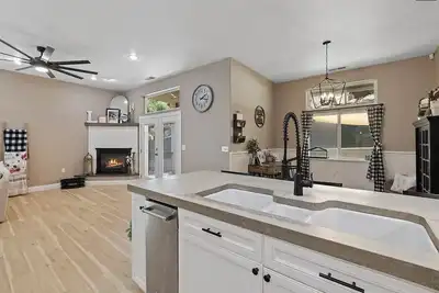 Image de Spacious-Gourmet Kitchen-Sauna-Luxe King Bed-Nespresso-Ping Pong-Arcade