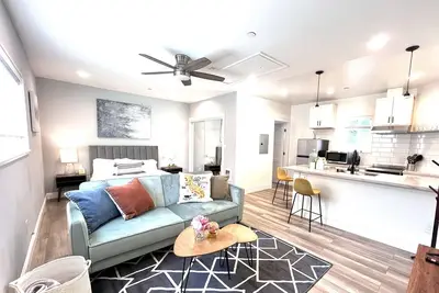 Image de Modern & Bright Cottage Walkable to Cafes and Shops