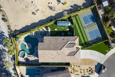 Image de The Camp - Private pickleball court and  pool close to festivals/golf