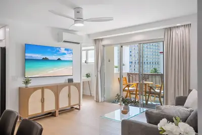 Image de 3 Bedroom 2 Bath + Parking + Peekaboo Ocean View from lanai 2 min from the beach