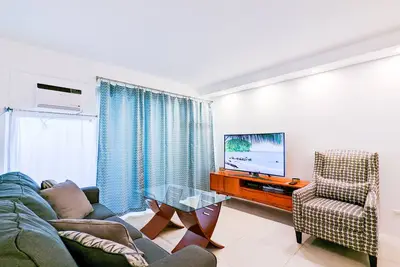 Image de 3 Beds 2 Bath 2 Lanai + Free Parking, 2 minutes walk to Beach