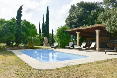 Image de Appartem. Alegria est dans une belle maison de campagne au la forêt avec piscine