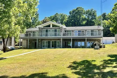 Image de Spacious Lake house with Double Boat Dock & Gently Sloping Lot