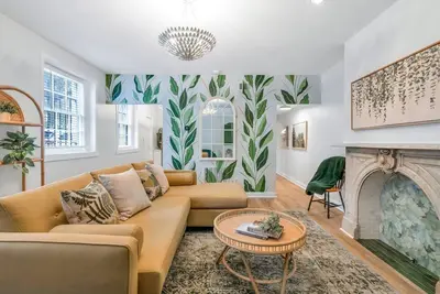 Image de Designer Oasis w/ King Bed Near Forsyth Park by Lucky Savannah