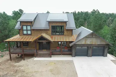 Image de New Spacious 3200 sq. ft. Cabin w/ Hot Tub Across Street from Clubhouse Pool