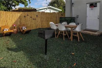 Image de Deluxe 2 Br House w/ backyard 10 mins to the beach