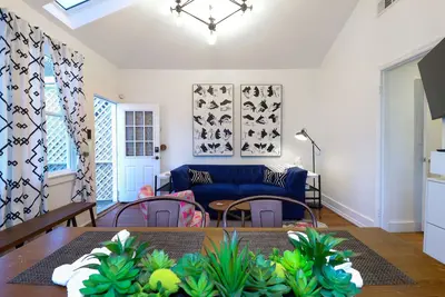 Image de Modern Midtown Carriage House -Free Parking