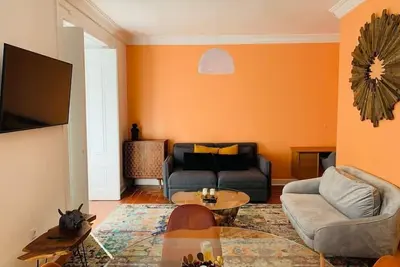Bright apartment with garage in Chiado