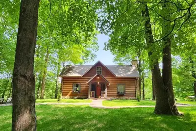 Image de Taurina Cabin-Nestled in nature and tranquility. \nNew updated indoor hot tub.