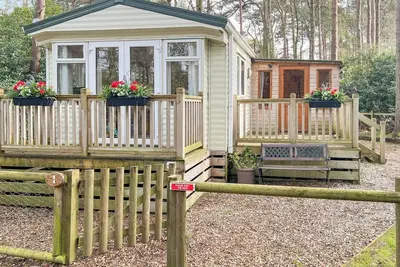 Image de A charming lodge on the award-winning Kelling Heath site.