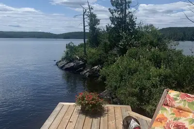 Image de Beautiful, Rustic Island Cottage on a Gorgeous Lake